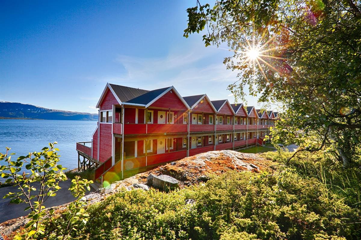 Den røde lejlighedsbygning ved havet en solrig sommerdag