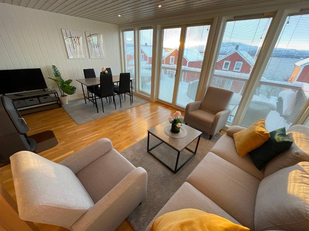 Stue og spiseplads med panoramavinduer ud mod vinterlandskabet