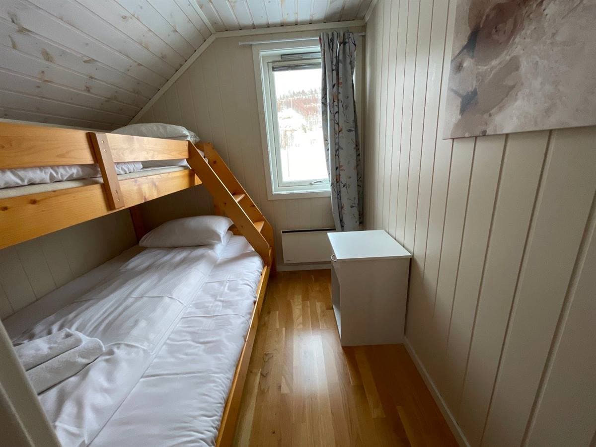 Soveværelse med køjeseng i træ
