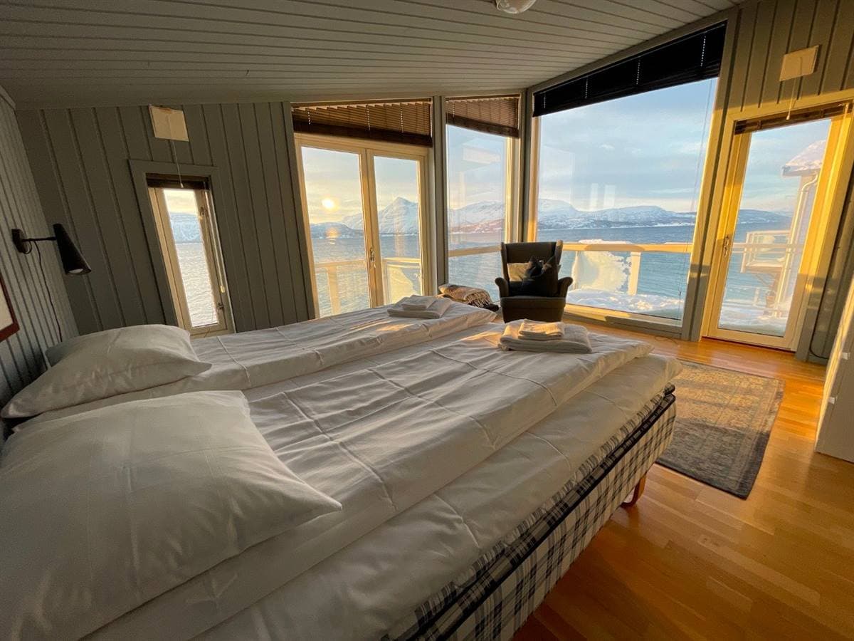 Soveværelse med dobbeltseng, fjordudsigt og altandør