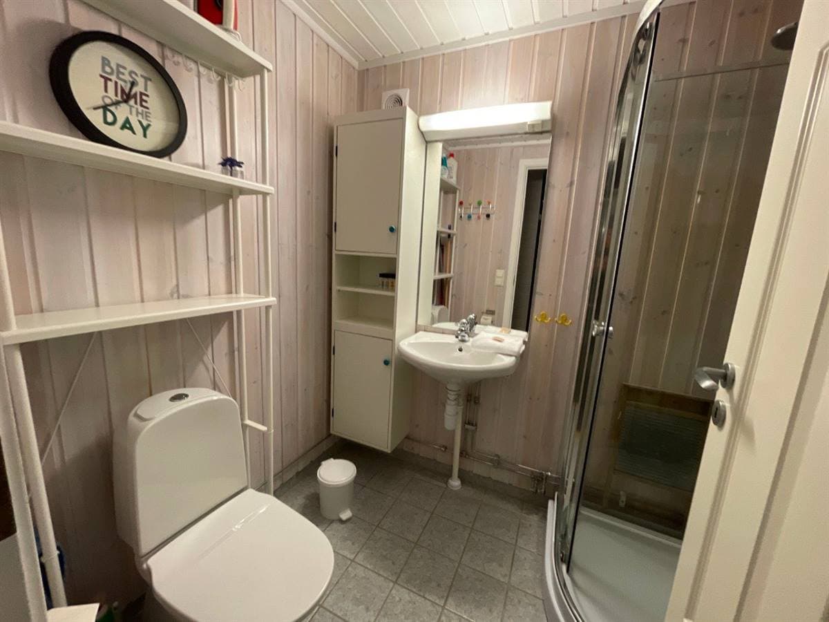 Badeværelse med bruser og toilet