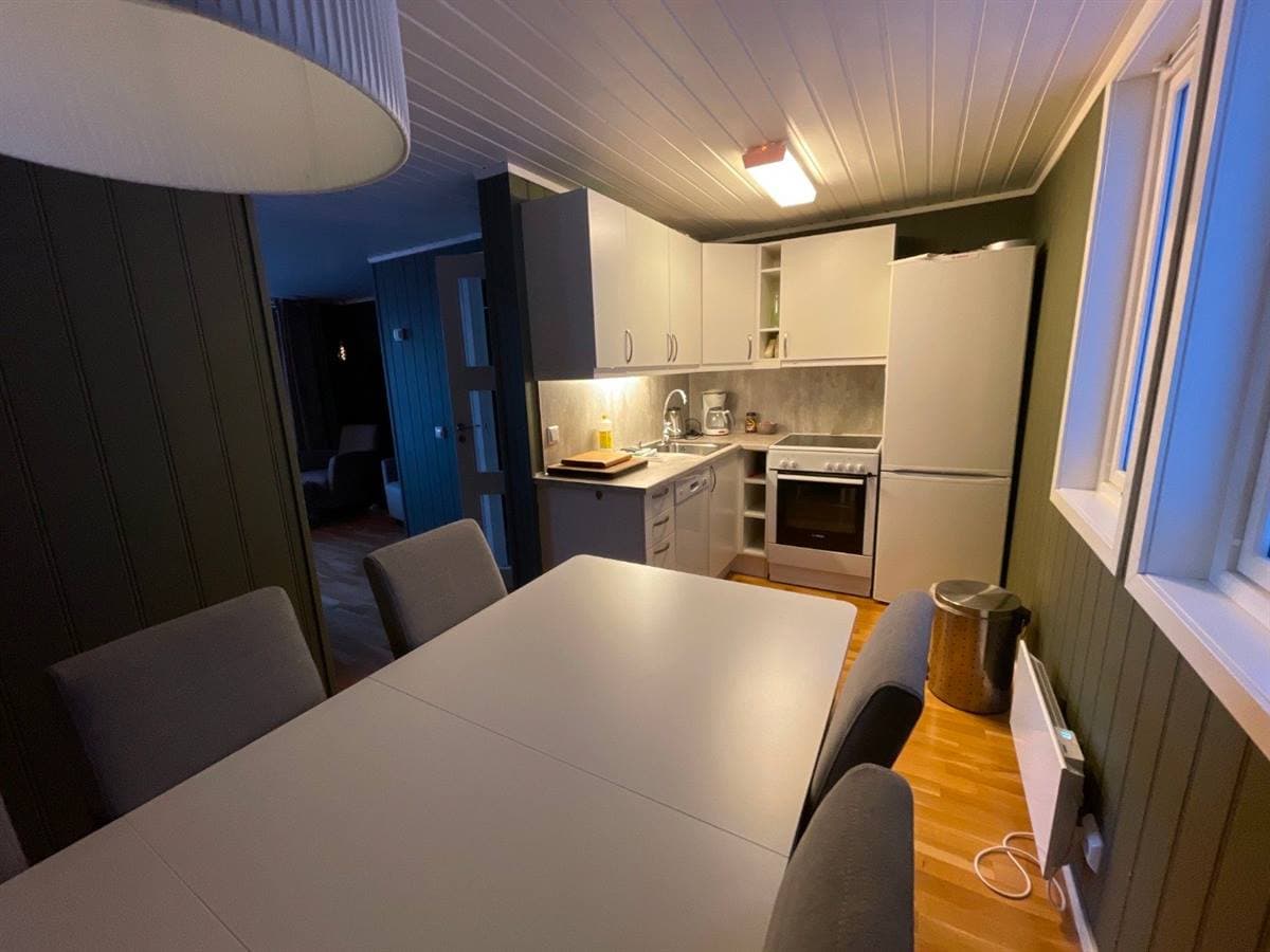 Køkken med spisebord i hytten