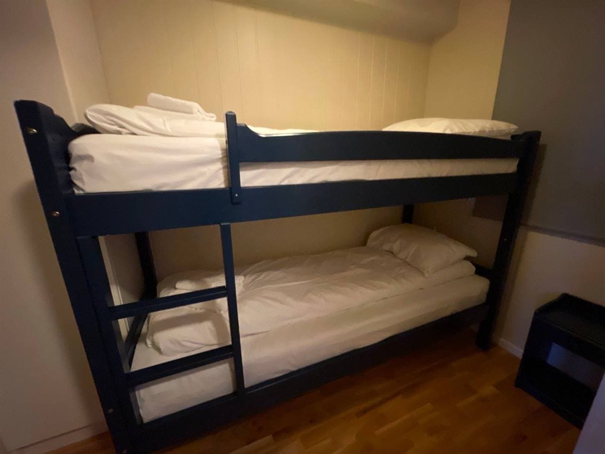 Soveværelse med køjeseng i træ i lejligheden