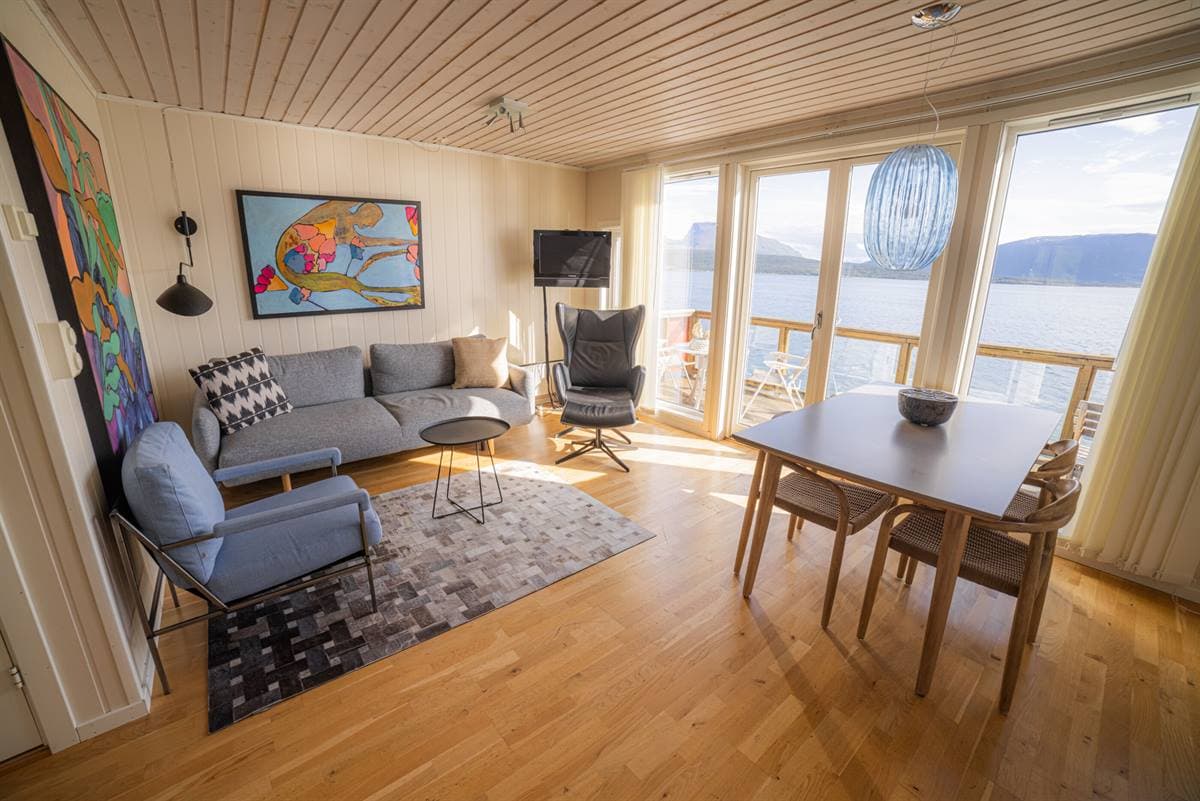 Stue i lejligheden med sofa og kunst på væggen