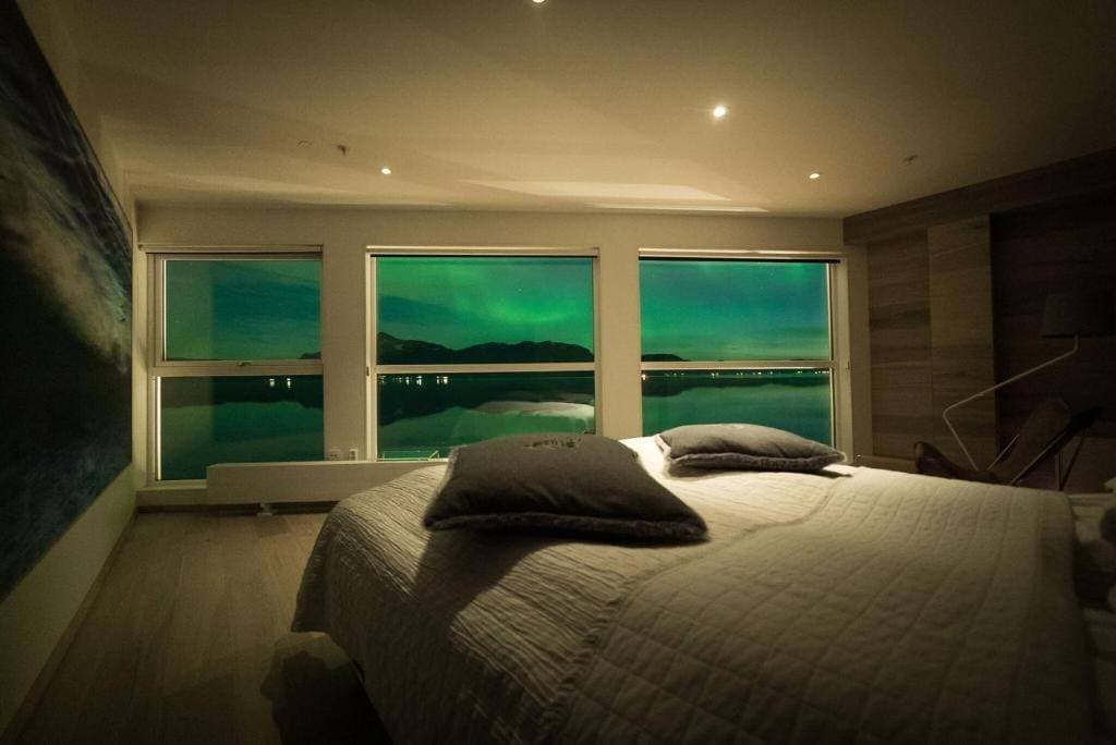 Nordlys gennem vinduerne i et premium dobbeltværelse om aftenen