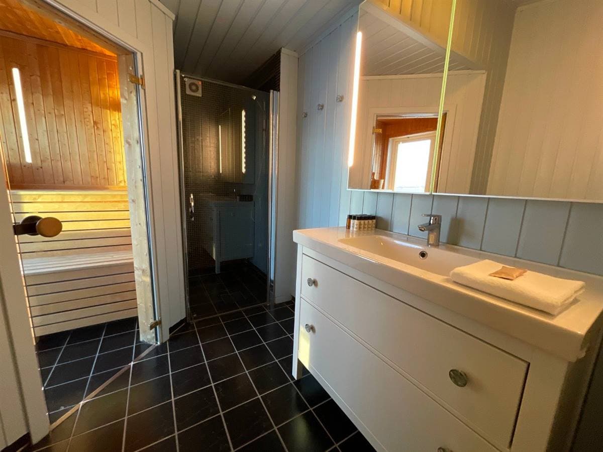 Badeværelse med sauna i en af premium-rorbuerne